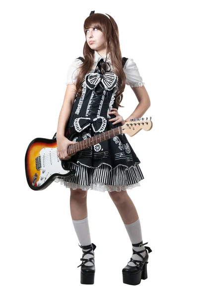 Cosplay meisje in zwarte jurk met gitaar — Stockfoto