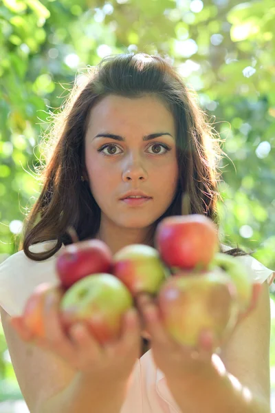 Prachtige jonge meisje met sappig appels — Stockfoto
