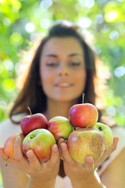 Retrato de la hermosa mujer con manzanas rojas frescas brillantes — Foto de Stock