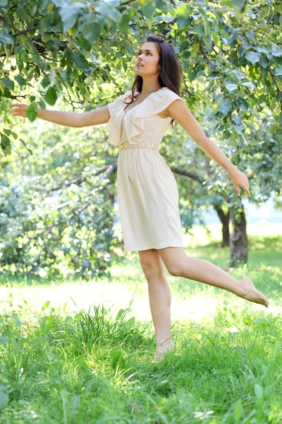 Piękna młoda kobieta tańczy w rano orcha jasny lato — Zdjęcie stockowe