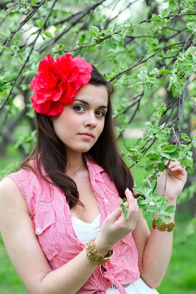 Schöne junge Frau entspannt sich im Frühlingspark — Stockfoto