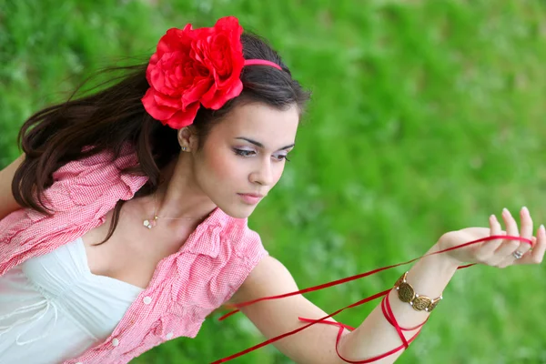 Porträt einer schönen jungen Frau beim Entspannen im Frühlingspark — Stockfoto
