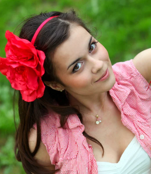 Retrato de bela jovem mulher relaxante no parque de primavera — Fotografia de Stock