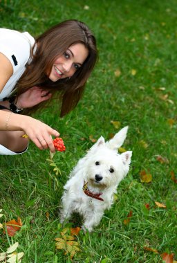 köpeği ile güzel kız portresi