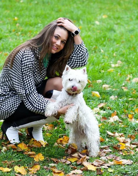 Porträtt av vacker flicka med sin hund — Stockfoto