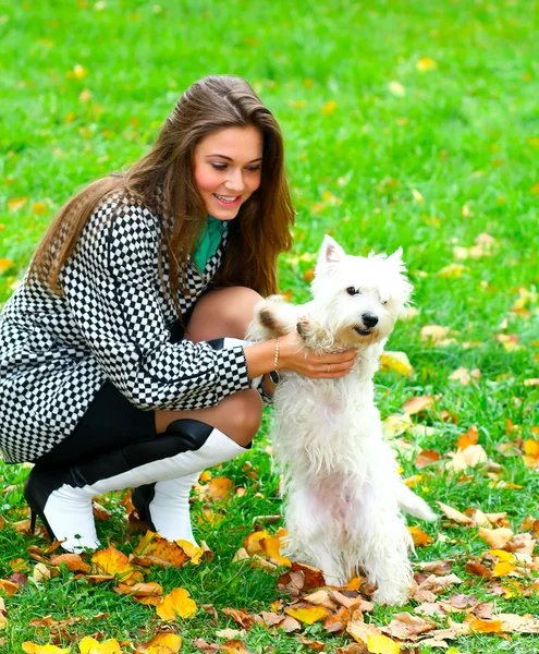 Köpeğiyle oynayan genç kız — Stok fotoğraf