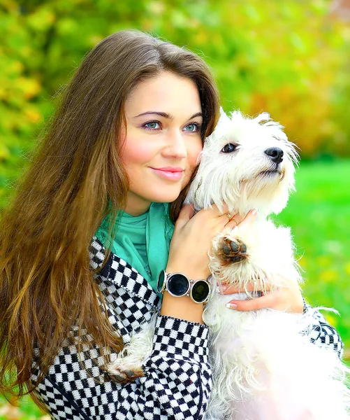 Portret pięknej dziewczyny z psem — Zdjęcie stockowe