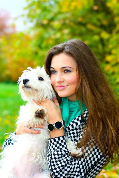 Portrait de belle fille avec son chien — Photo