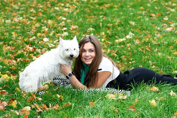 Köpeği ile güzel kız portresi — Stok fotoğraf