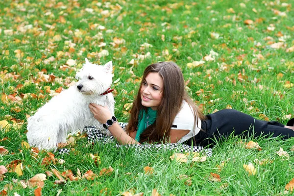 Retrato de menina bonita com seu cão — Fotografia de Stock