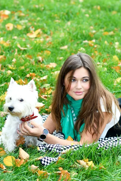 Güzel bir kız onu köpek ile yalancı portresi — Stok fotoğraf
