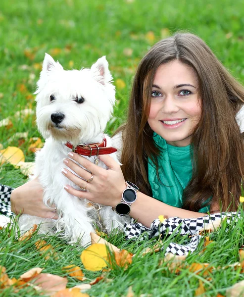 Porträt eines schönen Mädchens, das mit ihrem Hund liegt — Stockfoto