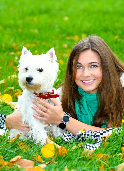 Retrato de hermosa chica acostada con su perro — Foto de Stock