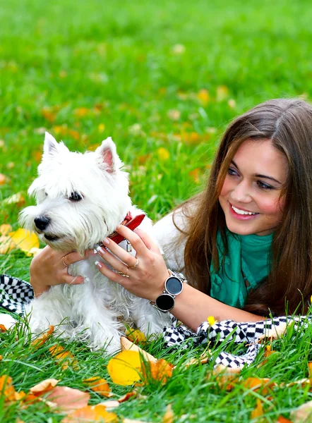 Portret van mooi meisje met haar hond liggend — Stockfoto