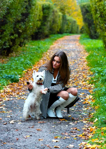 彼女の犬と遊ぶ若い女の子 — ストック写真