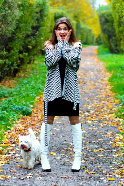 Astonishment girl with her dog — Stock Photo, Image