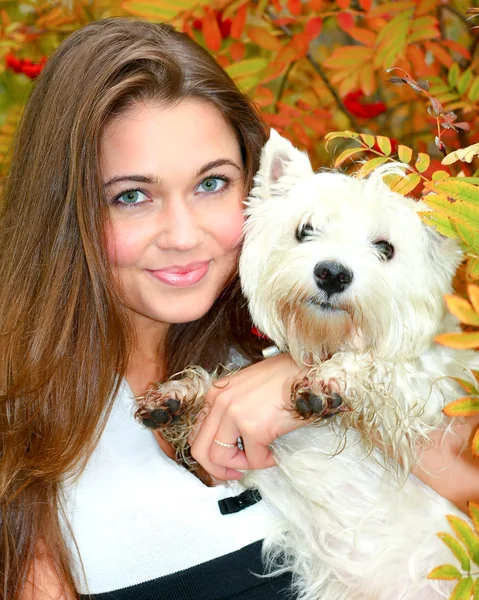 Retrato de hermosa chica con su perro — Foto de Stock