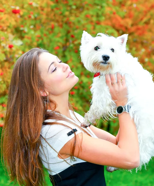 Portret van mooi meisje met haar hond — Stockfoto