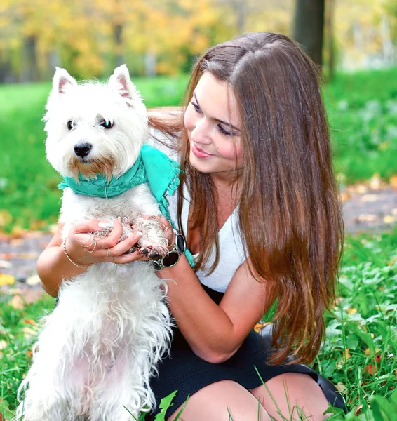 Retrato de hermosa chica con su perro — Foto de Stock