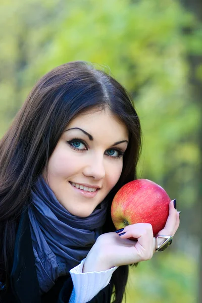 Retrato da menina de beleza com maçã de cor vermelha no parque — Fotografia de Stock