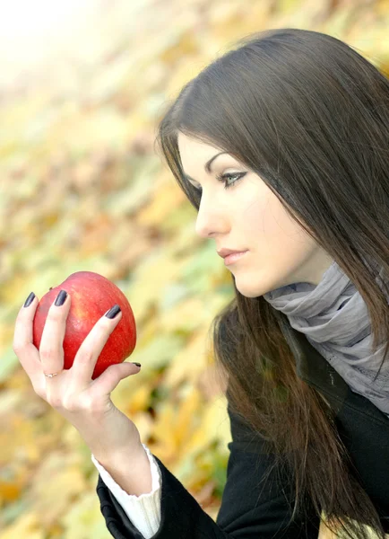 Портрет великолепной женщины с ярко-красным яблоком — стоковое фото