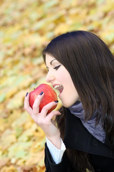 公園で赤い色アップルと美しさの少女の肖像画 — ストック写真