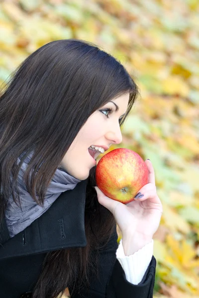 Ritratto della splendida donna con mela rossa fresca brillante — Foto Stock