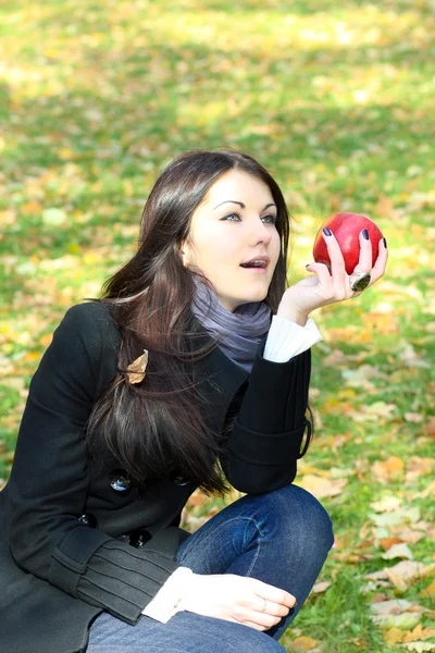 Retrato da menina de beleza com maçã de cor vermelha no parque — Fotografia de Stock