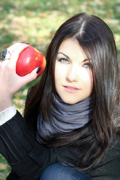 红颜色苹果在公园的美丽女孩的肖像 — 图库照片