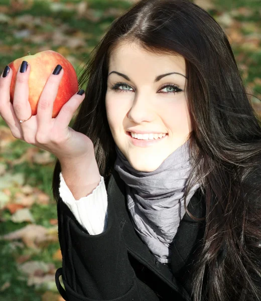 공원에는 붉은 색 사과 함께 아름다움 여자의 초상화 — 스톡 사진