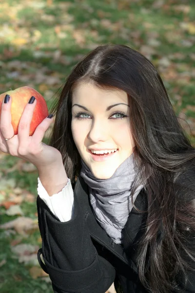 Portrét nádherné ženy s světlé čerstvé červené jablko — Stock fotografie