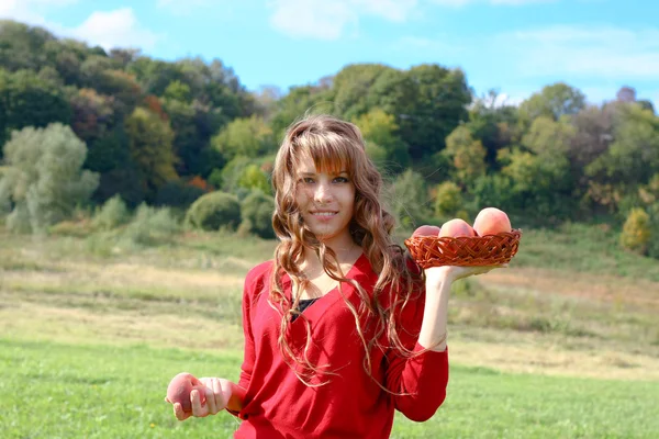 Привлекательная девушка с персиками — стоковое фото