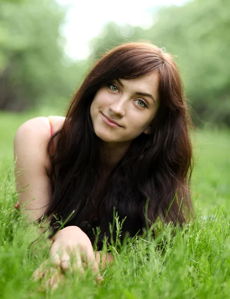 Portret van mooie jonge vrouw ontspannen in de zomer park — Stockfoto