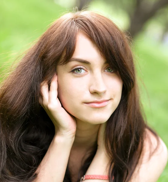 美丽的年轻女子轻松中夏公园的肖像 — 图库照片