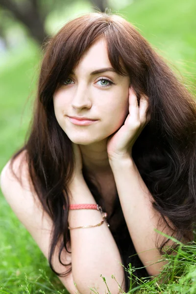 夏の公園でリラックスした美しい若い女性の肖像画 — ストック写真