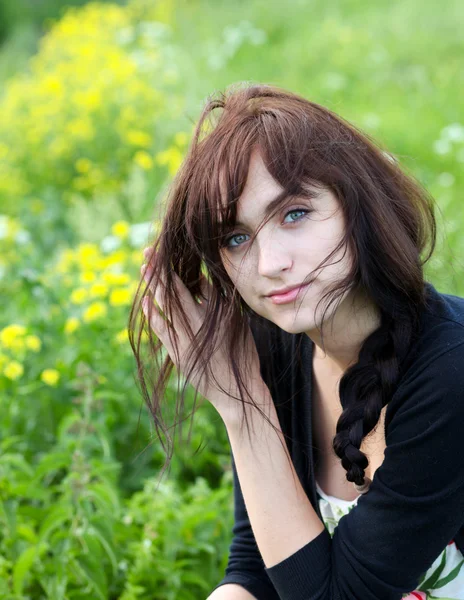 Şirin tangled saç ile güzel bir genç kız portresi — Stok fotoğraf