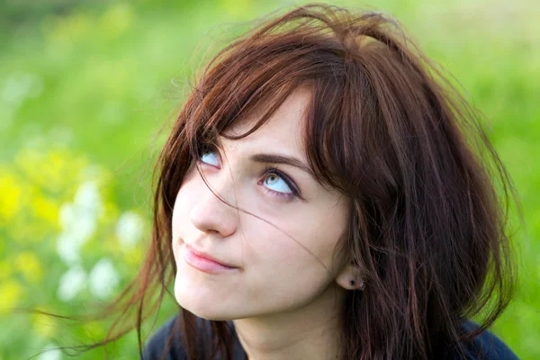 Portret van een mooi jong meisje met schattige groene ogen — Stockfoto