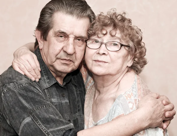 偉大な高齢者抱き締めることの家族の肖像画 — ストック写真