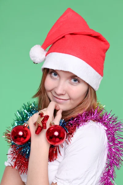 크리스마스 볼을 가진 귀여운 어린 소녀 — 스톡 사진