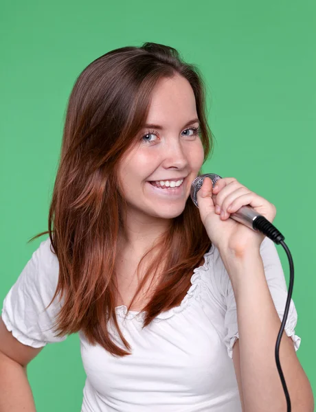 Retrato de cantante femenina con micrófono en la mano —  Fotos de Stock