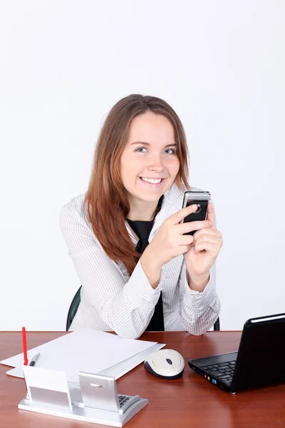 Внимательная деловая женщина с телефоном — стоковое фото
