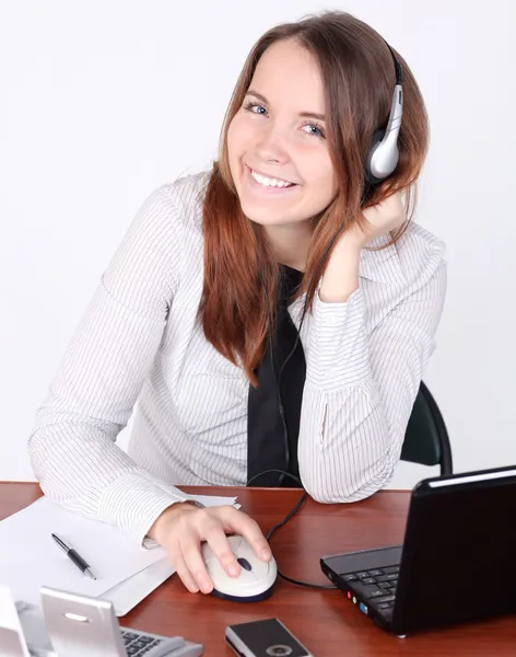 Aufmerksame Geschäftsfrau mit Kopfhörern — Stockfoto