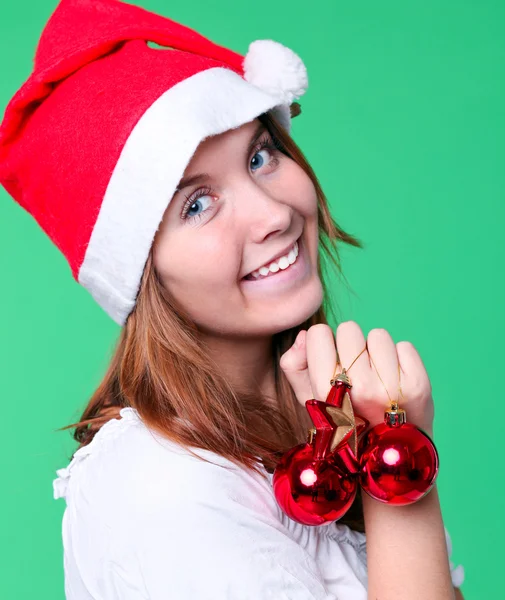 Linda chica joven con bolas de Navidad —  Fotos de Stock