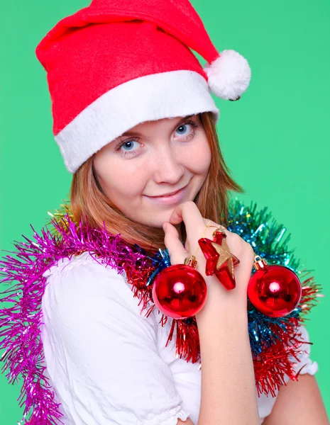 Niedliches junges Mädchen mit Weihnachtskugeln — Stockfoto