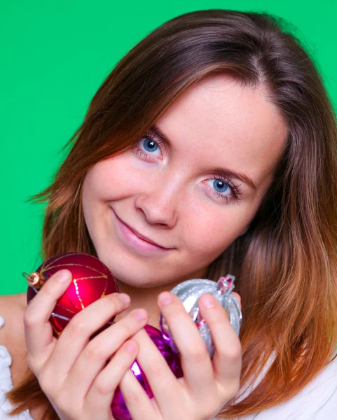Schattig jong meisje met kerstballen — Stockfoto