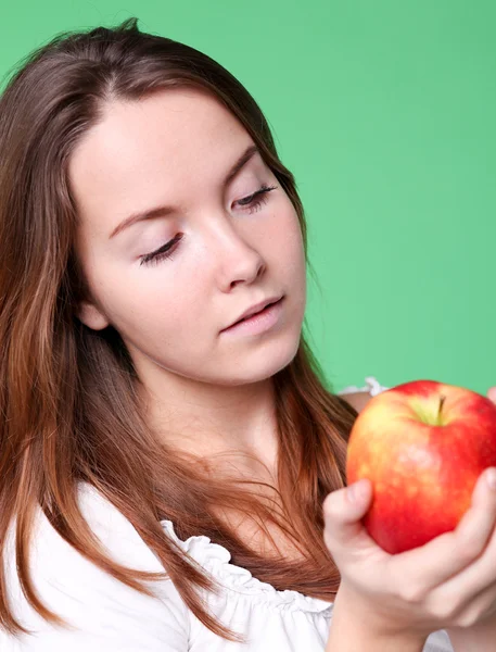 Портрет красавицы с яблоком красного цвета в парке — стоковое фото