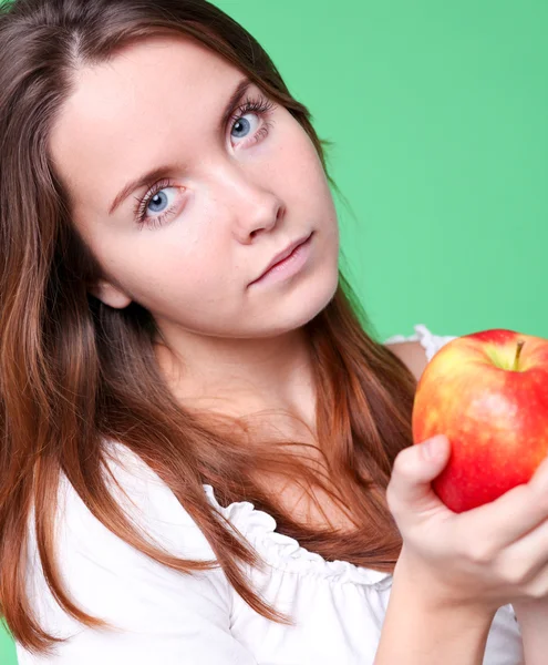 Προσωπογραφία του κοριτσιού ομορφιάς με μήλο κόκκινο χρώμα στο πάρκο — Φωτογραφία Αρχείου