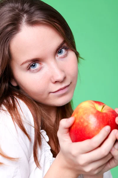 Retrato de la chica de belleza con manzana de color rojo en el parque — Foto de Stock