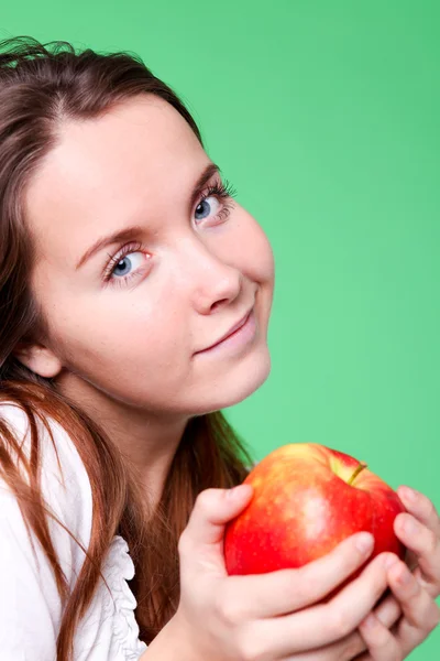 Portrét krásy dívka s červenou barvu apple v parku — Stock fotografie