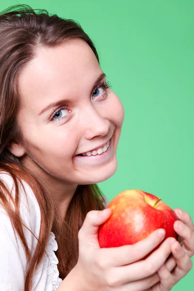 Portrait de la fille de beauté avec pomme de couleur rouge dans le parc — Photo